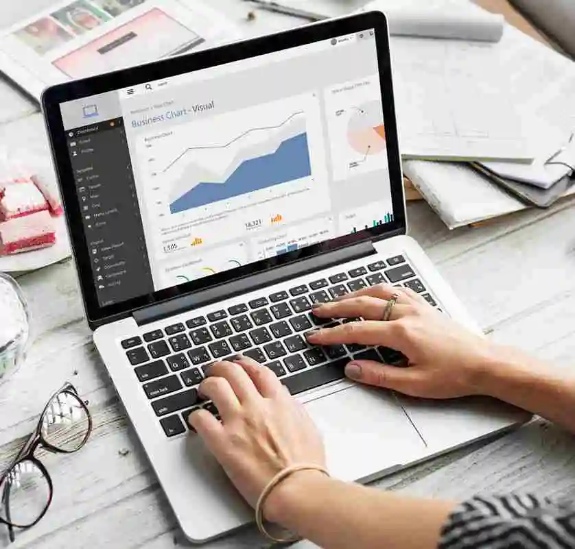 mulher digitando em um notebook que tem uma tela com um gráfico de SEO