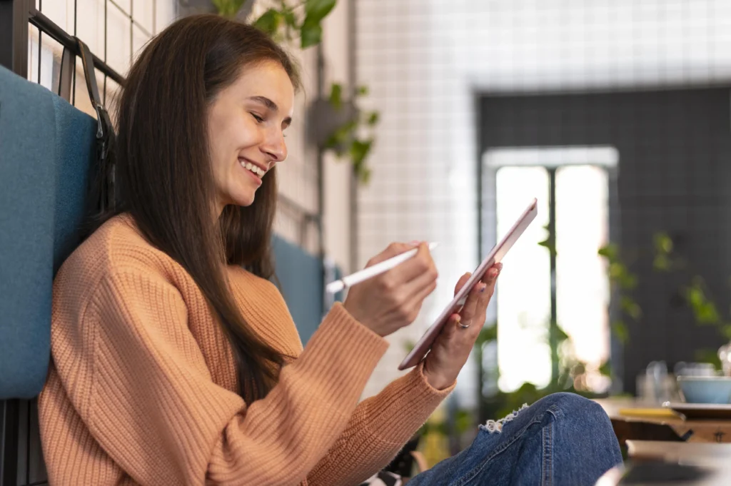 mulher lendo ebook no tablet