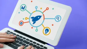 mãos de mulher digitando no notebook com um desenho de foguete na tela e vários elementos que simbolizam inbound marketing