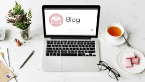 notebook aberto com a palavra blog na tela
