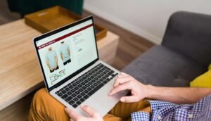 homem navegando em um ecommerce