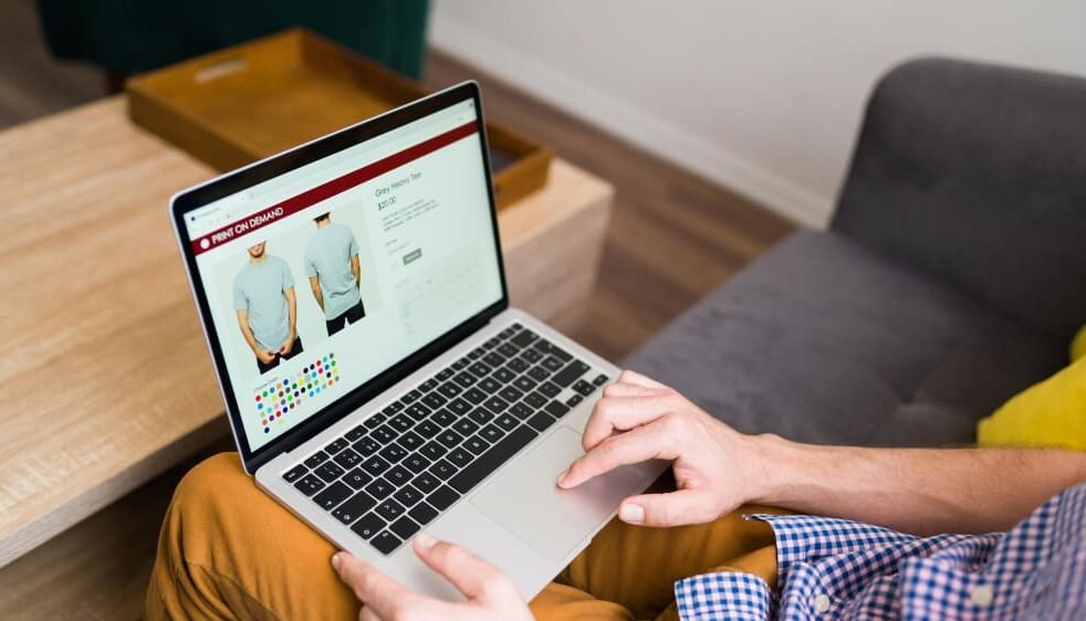 homem navegando em um ecommerce