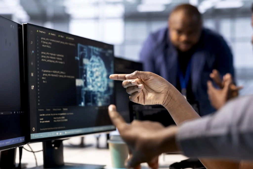 mãos apontando para agentes de IA no computador